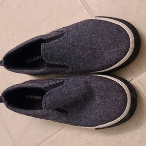 Old Navy boys shoes. Size 5.